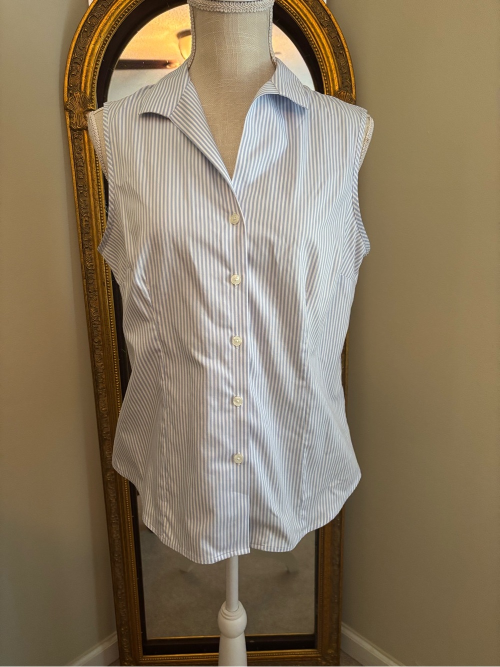 🚍📝📚 Jones New York Signature Easy Care Sleeveless striped blouse -size Med